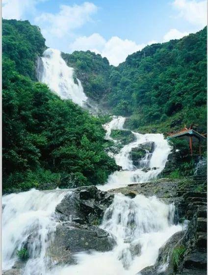 希腊货船在红海遇袭现场曝光 导弹爆炸后冒火光